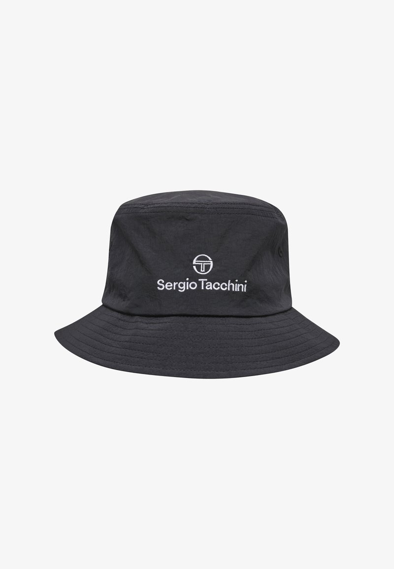 Musta bucket-lakki, jossa edessä valkoinen kirjailtu Sergio Tacchini -logo ja teksti, ommeltu lieri sekä sivuilla ilmanvaihtoaukot.
