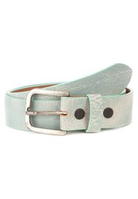 Mintgroene leren riem met een gestructureerde afwerking, voorzien van een zilverkleurige metalen gesp en zwarte decoratieve klinknagels.