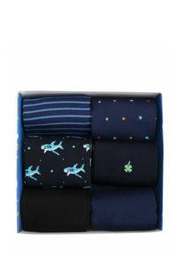 Set di otto paia di calzini in una scatola, con motivi come righe, squali e pois in tonalità di blu, nero e navy.