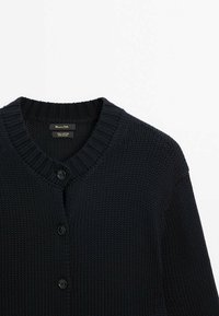 Donkerblauwe cardigan van 100% katoen, met een geribde halslijn, vijf knopen aan de voorkant en een gebreid patroon met textuur.