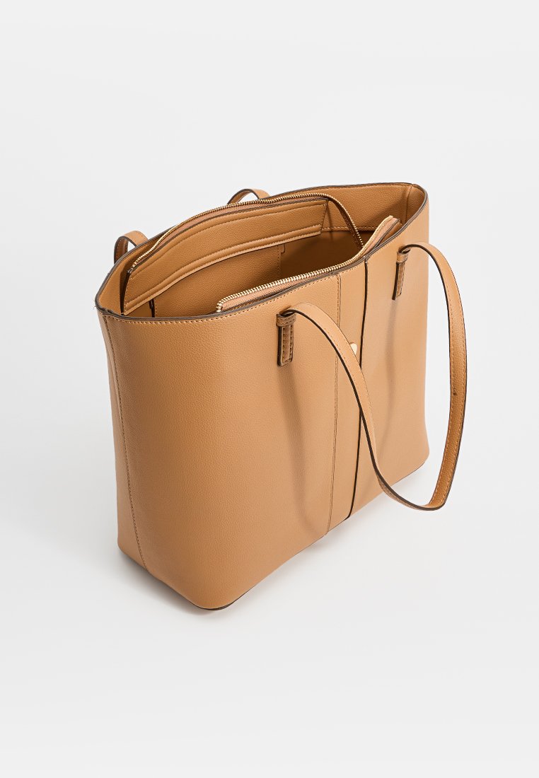 Borsa a spalla in pelle marrone chiaro con design strutturato, doppi manici e chiusura a zip. Presenta due scomparti e dettagli di cucitura minimi.