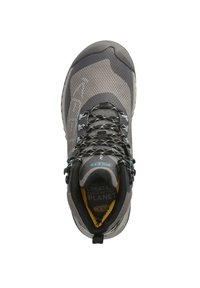 Scarpa da trekking grigia con superiore in mesh testurizzato, lacci neri, dettagli turchesi e un cappuccio in gomma per la durata. Presenta un colletto imbottito.