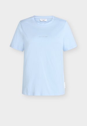 Ανοιχτό μπλε βαμβακερό t-shirt με κοντά μανίκια, στρογγυλή λαιμόκοψη και διακριτικό λογότυπο της μάρκας τυπωμένο μπροστά. Ομαλή υφή, άνετη εφαρμογή.