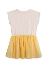 Top rosa claro con mangas cortas, cintura fruncida y una falda de tul amarilla voluminosa. La tela presenta una textura translúcida con un brillo sutil.