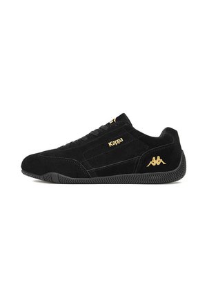 Zapatilla Kappa negra de caña baja con logo dorado en el lateral y talón, suela texturizada y cierre de cordones.