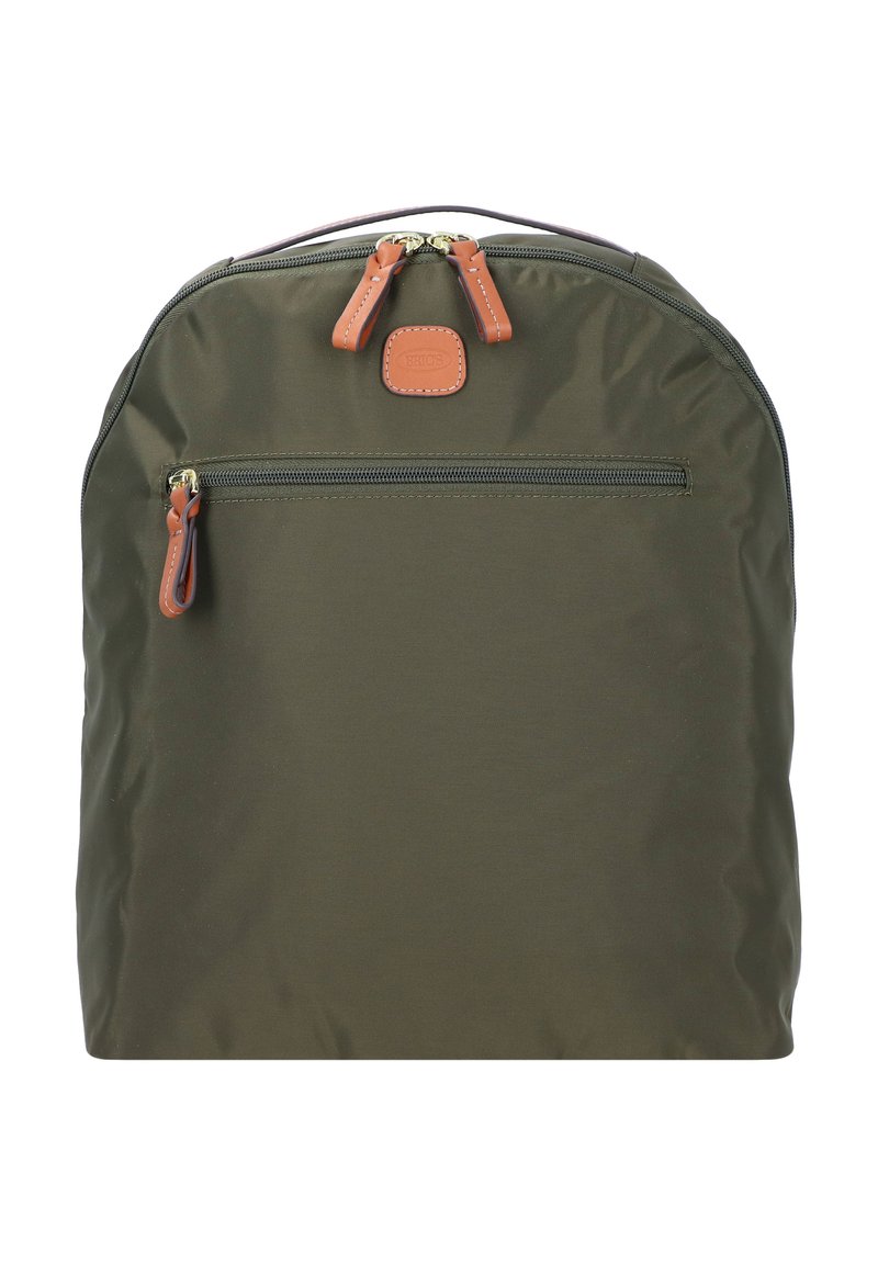 Zaino in nylon verde oliva con due tirazip in pelle marrone, una tasca frontale con zip e una maniglia superiore per il trasporto. Texture liscia, forma arrotondata.