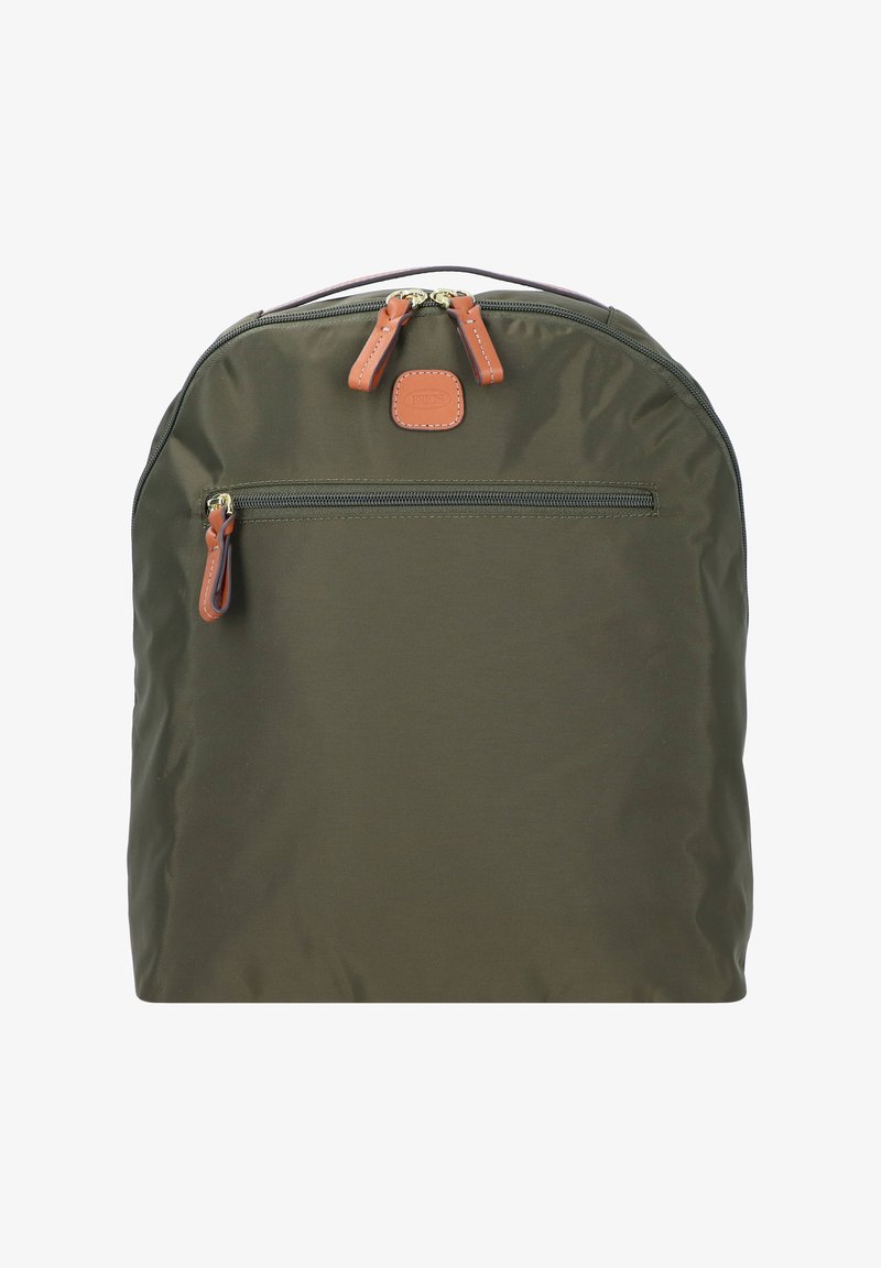 Zaino in nylon verde oliva con due tirazip in pelle marrone, una tasca frontale con zip e una maniglia superiore per il trasporto. Texture liscia, forma arrotondata.