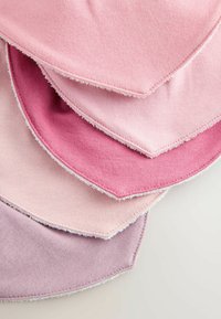 Penki audinio skiautės įvairių rožinės spalvos atspalvių (nuo šviesios iki tamsios) su minkšta tekstūra ir purus kraštai, sluoksniuotos netaisyklingu išdėstymu.