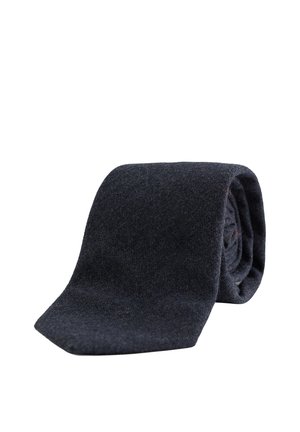 Cravate en laine gris foncé roulée avec une texture douce sur fond blanc.