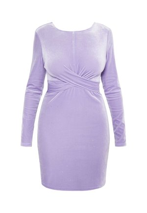 Pikkade varrukatega, kehaõhkuv lilavitstest kleit. Omab keerdjoonisega esiosa ja pehmet läiget, ümarat kaelust ning põlvepikkust lõppäärt.