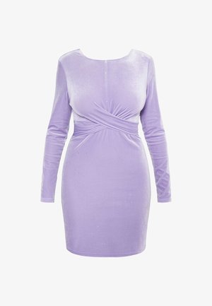 Langærmet, tætsiddende kjole i lavendelvelour. Har et snoet frontdesign og subtil glans, med en rund halsudskæring og knælang kant.