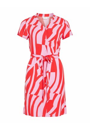 Robe à manches courtes longueur genou avec rayures abstraites rouges et roses, boutonnée à l'avant, col en V, et ceinture nouée à la taille.