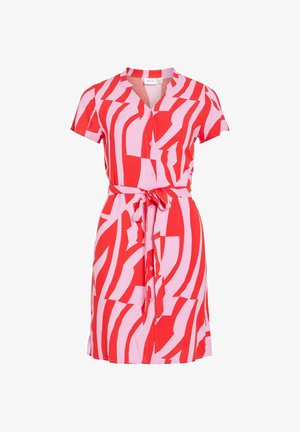 Vestito a maniche corte longuette con strisce astratte rosse e rosa, chiusura frontale con bottoni, scollo a V e cintura annodata in vita.