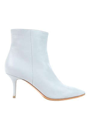 Bottine en cuir bleu clair avec bout pointu et talon fin de hauteur moyenne sur fond blanc.