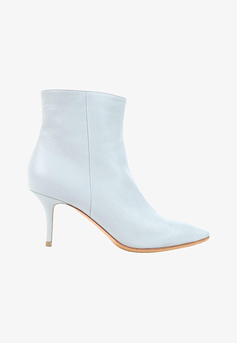 Bottine en cuir bleu clair avec bout pointu et talon fin de hauteur moyenne sur fond blanc.