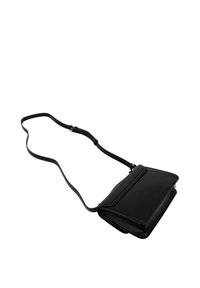 Borsa a tracolla in pelle nera con design semplice, silhouette piatta e tracolla regolabile. Caratterizzata da un accento in tonalità oro e superficie texture.