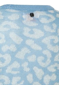 Maglione azzurro chiaro con motivo astratto bianco. Materiale in maglia morbido e strutturato. Il retro presenta un bottone nero sul collo.
