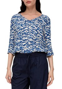 Blauw en wit gestreept shirt, V-hals ontwerp, driekwart mouwen, lichte stof, gecombineerd met navy elastische tailleband broek.