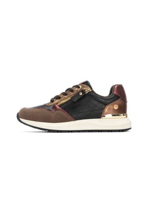 Zapatilla deportiva con parte superior de cuero negro y marrón, detalles en dorado, diseño texturizado y una suela intermedia blanca más gruesa para mayor soporte.
