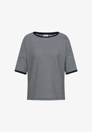 Czarnobiały krótki sweter z krótkim rękawem, z małym poziomym wzorem w paski i okrągłym dekoltem z czarną lamówką.