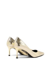 Scarpe con tacco alto dorate, con una texture in pelle di serpente, punta affusolata e dettagli metallici eleganti nel tacco.