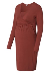 Robe de maternité en rouge rouille, en tissu doux, avec des manches longues et un design enveloppant au niveau de la taille froncée pour le confort.