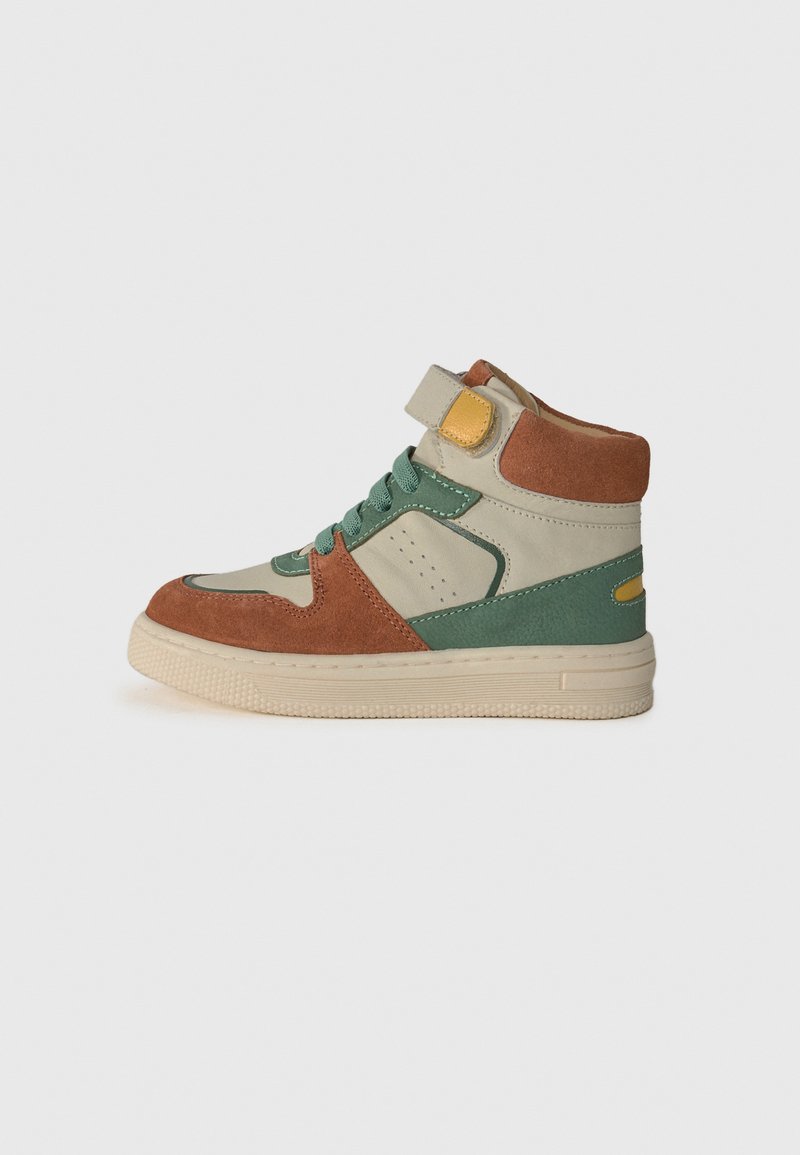 Høy topp sneaker med en blanding av beige, grønn og oransje semsket skinn og lærmateriale, med snøring og borrelås, teksturert såle.