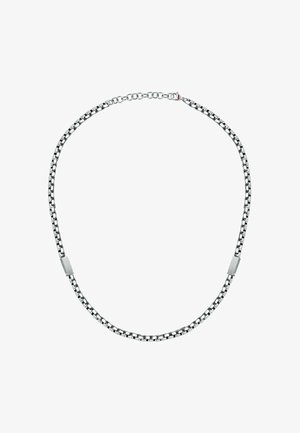 Collana in argento con maglie alternate rotonde e piatte, caratterizzata da un elemento di chiusura rettangolare e una texture liscia.