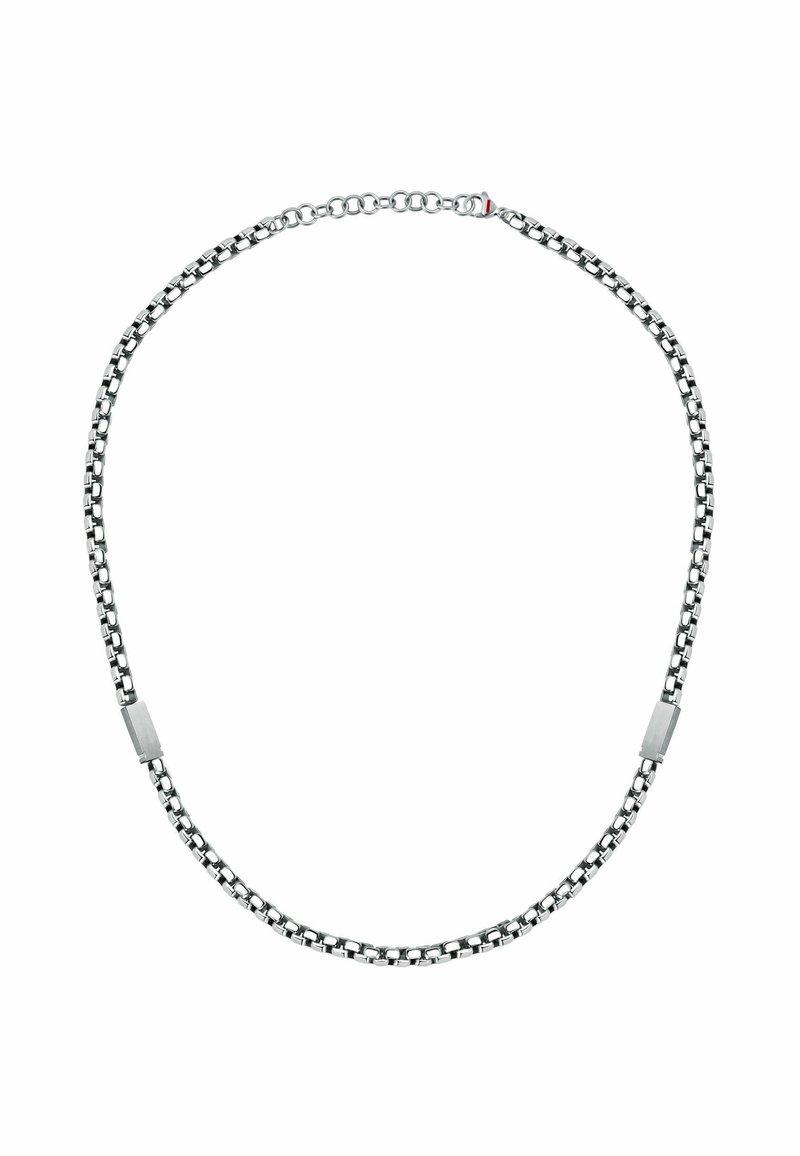 Collana in argento con maglie alternate rotonde e piatte, caratterizzata da un elemento di chiusura rettangolare e una texture liscia.