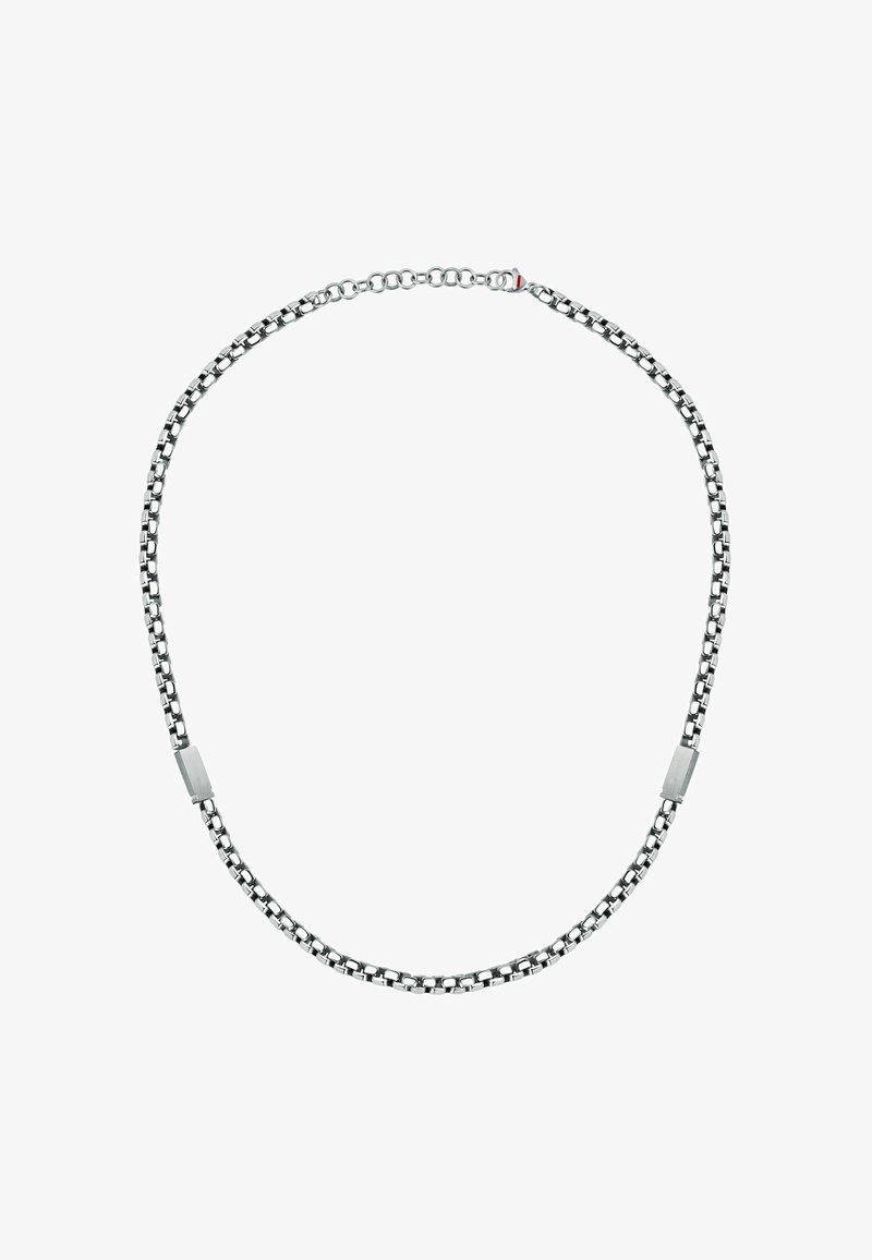 Collana in argento con maglie alternate rotonde e piatte, caratterizzata da un elemento di chiusura rettangolare e una texture liscia.