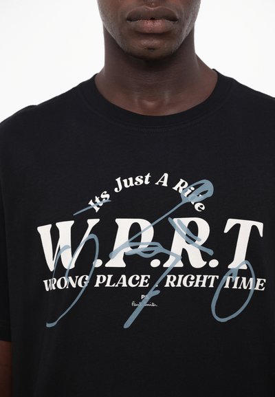 Tricou din bumbac negru, cu inscripția mare albă "W.P.R.T. WRONG PLACE, RIGHT TIME" și accente albastre, având un guler striat.