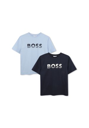 Twee T-shirts met korte mouwen, één lichtblauw en één donker marineblauw, beide met het woord BOSS in dikke gestreepte letters op de voorkant.