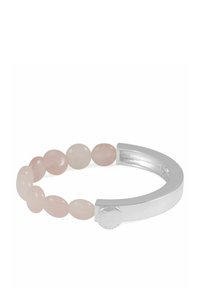 Silverfärgad manschettarmband med en böjd design, prydd med en rad släta, ovala rosa pärlor. Inkluderar en liten graverad metalldetalj.