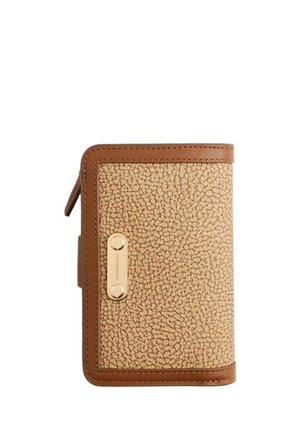 Piccolo portafoglio beige testurizzato con rifiniture in pelle marrone e targhetta rettangolare dorata sul davanti, chiuso con una zip lungo il bordo.