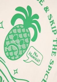 Puuvillakangas, mille taust on hele kreemjas, rohelise ananassi graafika, tekst "Ei Hawaii?" ja dekoratiivsed aktsendid.