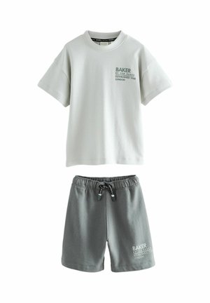 Lys grå bomulds t-shirt med korte ærmer og grøn trykt tekst; parret med mørke grå bomulds shorts med snøre og logo-detalje.