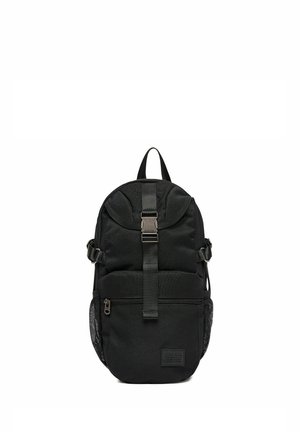 Černý kompaktní batoh s přední přezkou, kapsou na zip, síťovanými bočními kapsami a horním madlem pro nošení.