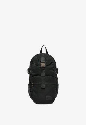 Czarny kompaktowy plecak z przednią klamrą, zamykaną na zamek kieszenią, siateczkowymi bocznymi kieszeniami oraz górnym uchwytem do przenoszenia.