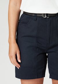 Donkerblauwe shorts van een katoenmix, voorzien van een gestructureerde zwarte riem en zijzakken, met een rechte pasvorm en zoom.