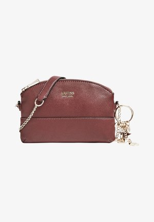 Pochette Guess en cuir marron texturé avec chaîne dorée, détails de charm logo et fermeture éclair sur le dessus.