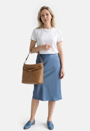 SURI FREY BAILEY SCHULTER - Käekott - sahara