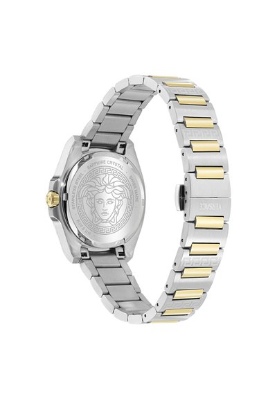 Náramok hodiniek z kovu v dvoch tónoch striebornej a zlatej farby s vyrytým motívom hlavy Medúzy na zadnej strane púzdra z nehrdzavejúcej ocele, zlatá korunka a logo Versace na zapínaní.