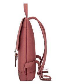 Rózsaszín hátizsák sima textúrájú anyagból, cipzáros fedéllel és állítható pántokkal. Oldalán fogantyúval és egyszerű hardverelemekkel rendelkezik.