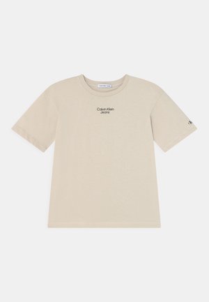 Beige katoenen t-shirt met een ronde hals, korte mouwen en een subtiele 'Calvin Klein Jeans' logo in het zwart gedrukt op de voorkant.