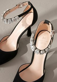 Next REGULAR FIT SIGNATURE JEWEL STRAP ROUND TOE - Klassiska pumps - black