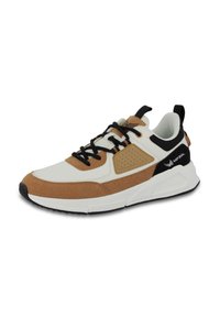 Sneaker con una parte superiore in suede bianco e marrone, accenti neri, lacci rotondi e una suola in gomma con presa texturizzata. Dettaglio di ventilazione laterale incluso.