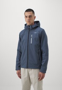 Herre navy softshell jakke med hætte, frontlynlås, bryst- og sidelommer samt tekstureret stof. CMP-logoet er placeret på den øverste venstre side.