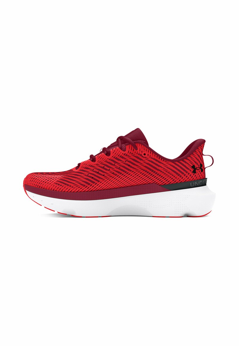 Baskets de sport rouges avec tige en maille respirante, semelle intermédiaire blanche et accent noir audacieux près du talon. Présente un design texturé pour une adhérence renforcée.