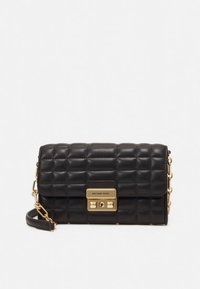 Fekete, steppelt bőr kézitáska aranyszínű kapoccsal. Láncszíjjal és sima felületű, téglalap alakú formával rendelkezik.