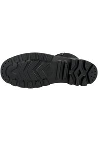 Suela de bota de goma negra con un patrón de profunda tracción, que presenta ranuras y varias texturas para un agarre y durabilidad.